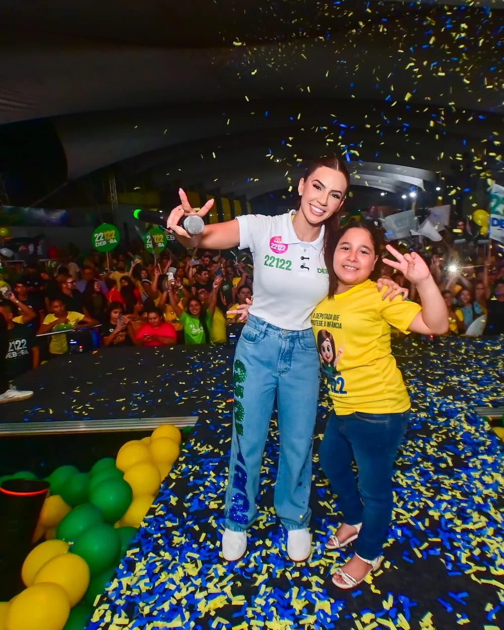 Débora Menezes com apoiadora mirim, confete no ar
