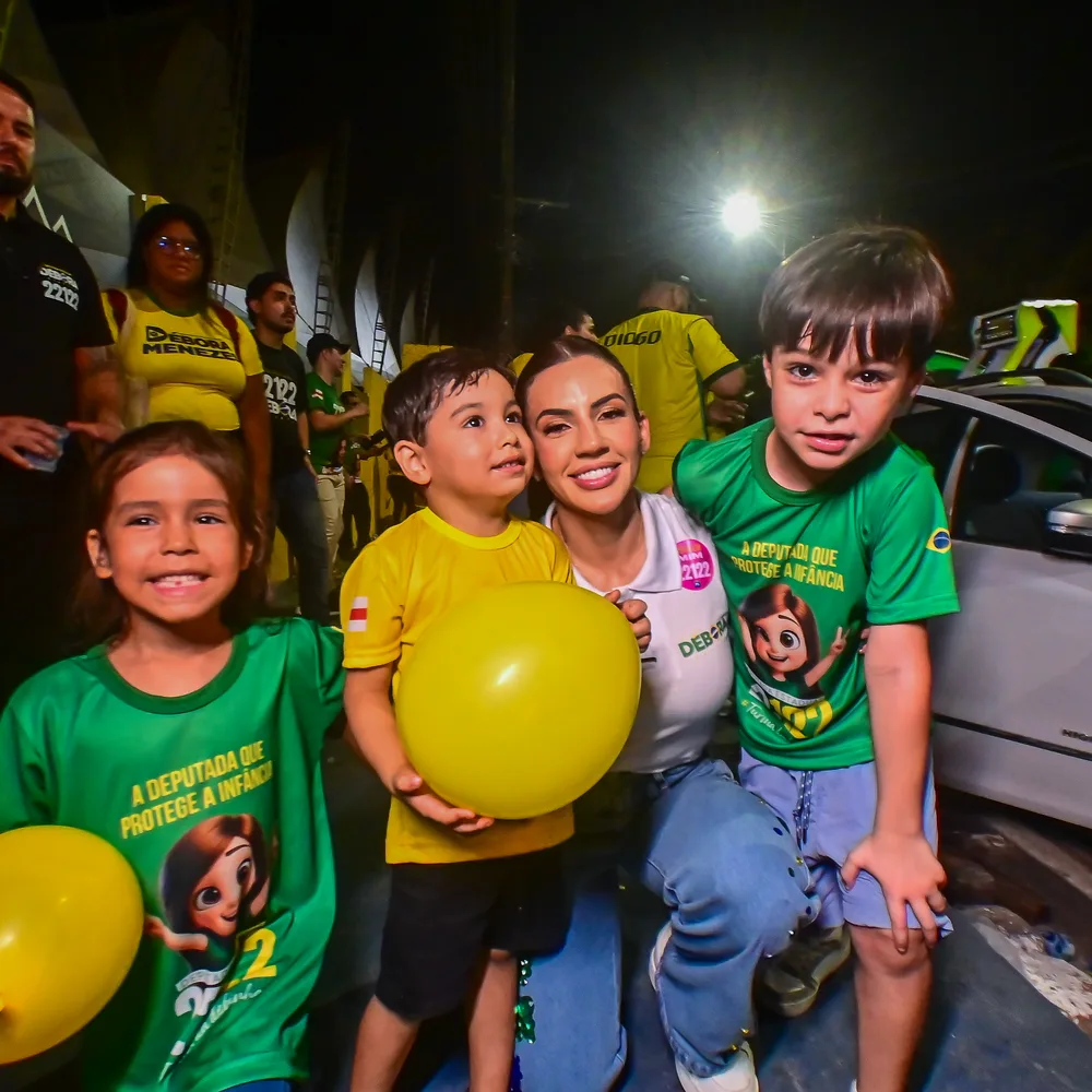 Débora Menezes com crianças apoiadoras
