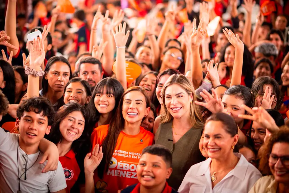Débora Menezes destaca avanço na proteção de estudantes durante ação em escola estadual