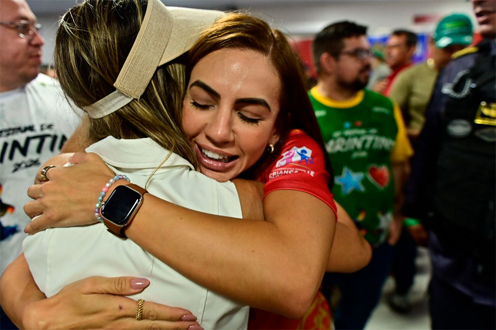 Débora Menezes lidera ações de conscientização sobre proteção de crianças e adolescentes durante o festival de Parintins